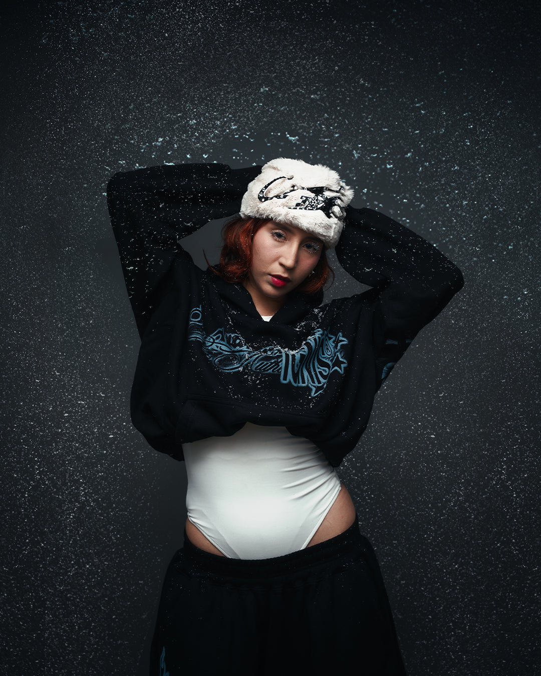 Mujer con prenda de Ignis de la colección Drop 000 en  un fondo gris